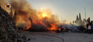 Incendio en una planta de residuos entre Picassent y Almussafes